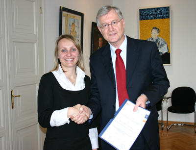 v.r. Rektor Manfried Gantner freut sich mit Dr. Doris Peham über ihren Erfolg.