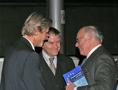 v.l.: Dekan Fritz Plasser, Prof. Anton Pelinka und Prof. Heinrich Neisser [Foto: Mag. …