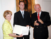 Bürgermeisterin Zach und Landeshauptmann van Staa gratulieren dem Preisträger.