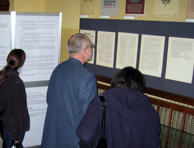 HR Martin Wieser, Vizerektor und Bibliotheksdirektor, besichtigt die Ausstellung.
