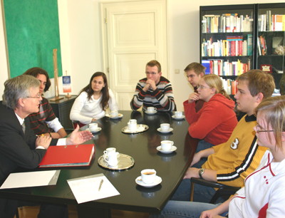 v.l.: Rektor Manfried Gantner berät die SchülerInnen Daniel Wukowitsch, Nadine Oberda …