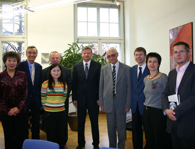 v.l.: vorne zwei Studierende der Yakutsk State University; 2.Reihe: Vizerektor Märk, …