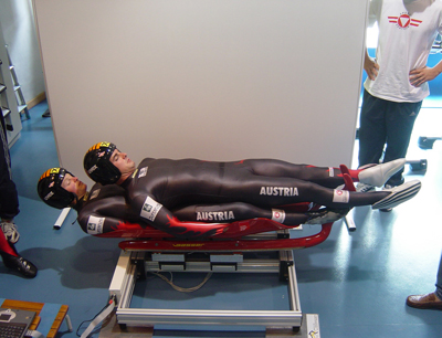 Andreas und Wolfgang Linger während eines Modellplatztrainings am Gleitsimulator des  …