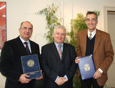 v.l.: Vizerektor Gheorghe Popa, Botschafter Andrei Corbea-Hoisie und Vizerektor Tilma …