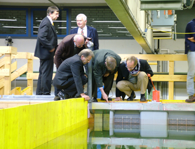 Experten besichtigen die Labors des Instituts für Wasserbau der LFU.