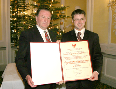 Obmann der Stiftung, Präsidenten Komm.-Rat Ing. Martin Huter überreicht den Preis an …