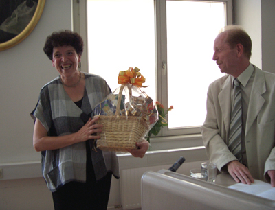 Prof. Ingeborg Ohnheiser freut sich über den Geschenkskorb von Prof. Roman Lewicki