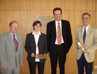 v.l. Prof. Joachim G. Schantl, Preisträgerin DI Dr. Claudia Höbartner, Prof. Ronald M …