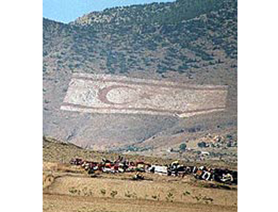 Südseite des Kyrenia-Gebirgszuges mit der türkisch-zypriotischen Flagge, die eine per …