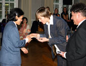 Michael Tschugnall überreicht der Kronprinzessin seine CD. Prof. Rode moderierte den …