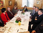 Rektor Moser beim Mittagessen mit Frau Minister Chananta und ihrer Delegation