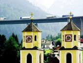 Steinach im Wipptal: Die Kirche bleibt im Dorf, der Verkehr zieht durch. Foto: Gerhar …