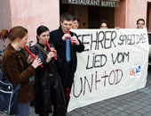 ÖH-VertreterInnen protestieren vor dem Congress Innsbruck gegen das geplante Universi …