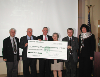 Ellen Palli und Prof. Anton Pelinka bei der Scheckübergabe an der UNO.