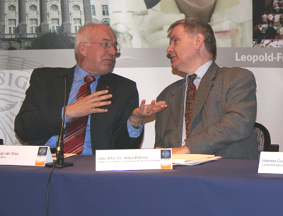 v.l. LH DDr. Herwig van Staa diskutiert mit Dekan Prof. Anton Pelinka (Fakultät für P …