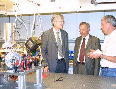 Prof. Zoller beschreibt ein Experiment zur Entwicklung eines Quantencomputers bei der …