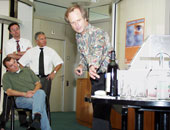 Prof. Erich Gnaiger erklärt das Messgerät für die Weinatmung