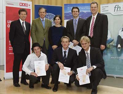 hinten v.l.: Rektor Karlheinz Töchterle und WK Präsident Jürgen Bodenseer mit den Pre …