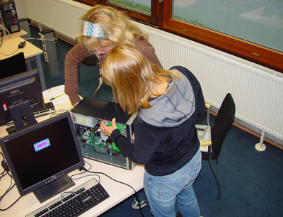 Studentinnen beim Erkunden eines PC