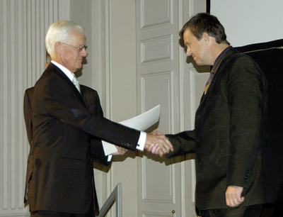 v.l. Prof. Manfred Popp überreicht den Preis an Prof. Clemens Zierhofer.
