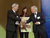 Prof. Zoller erhält vom Präsidenten der Deutschen Physikalischen Gesellschaft, Prof. …