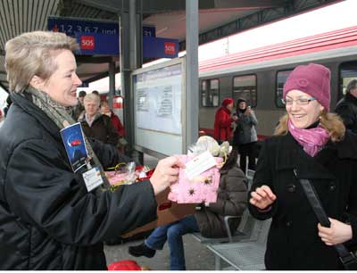 Prof. Sabine Schindler verteilte Geschenke am Innsbrucker Hauptbahnhof.
