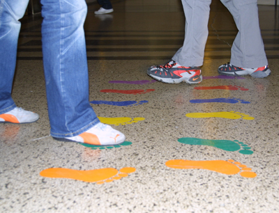 Bunte Fußabdrücke führen die Studierenden zur Studienabteilung und zur Zulassung.
