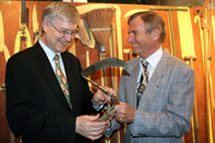 pa_ipoint_rektor_gantner_und_prof._bortenschlager_mit_100_jahre_altem_werkzeug_4print