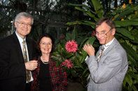 pa_rektor_manfried_gantner_mit_seiner_frau_marieluise_und_prof._bortenschlager_bei_einer_seltenen_brasilianischen_acanthaceae_1print
