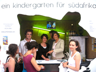 Geschätzte 10.000 Euro sammelten 31 Studierende mit ihrem Benefiz-Stand während den WM-Fußballübertragungen am Marktplatz.