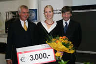 v.l.: Dekan Univ.-Prof. Dr. Dieter Lukesch, Inga Pittasch und BA-CA Vorstand Johann Strobl