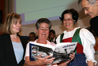 v.l. Mag. Dorothee Spindler, Erika Simon (Ötzi-Finderin), Mag. Elisabeth Rastbichler und Prof. Tilmann Märk (Vizerektor für Forschung) bei der Nachlese der Ötzi-Entdeckung