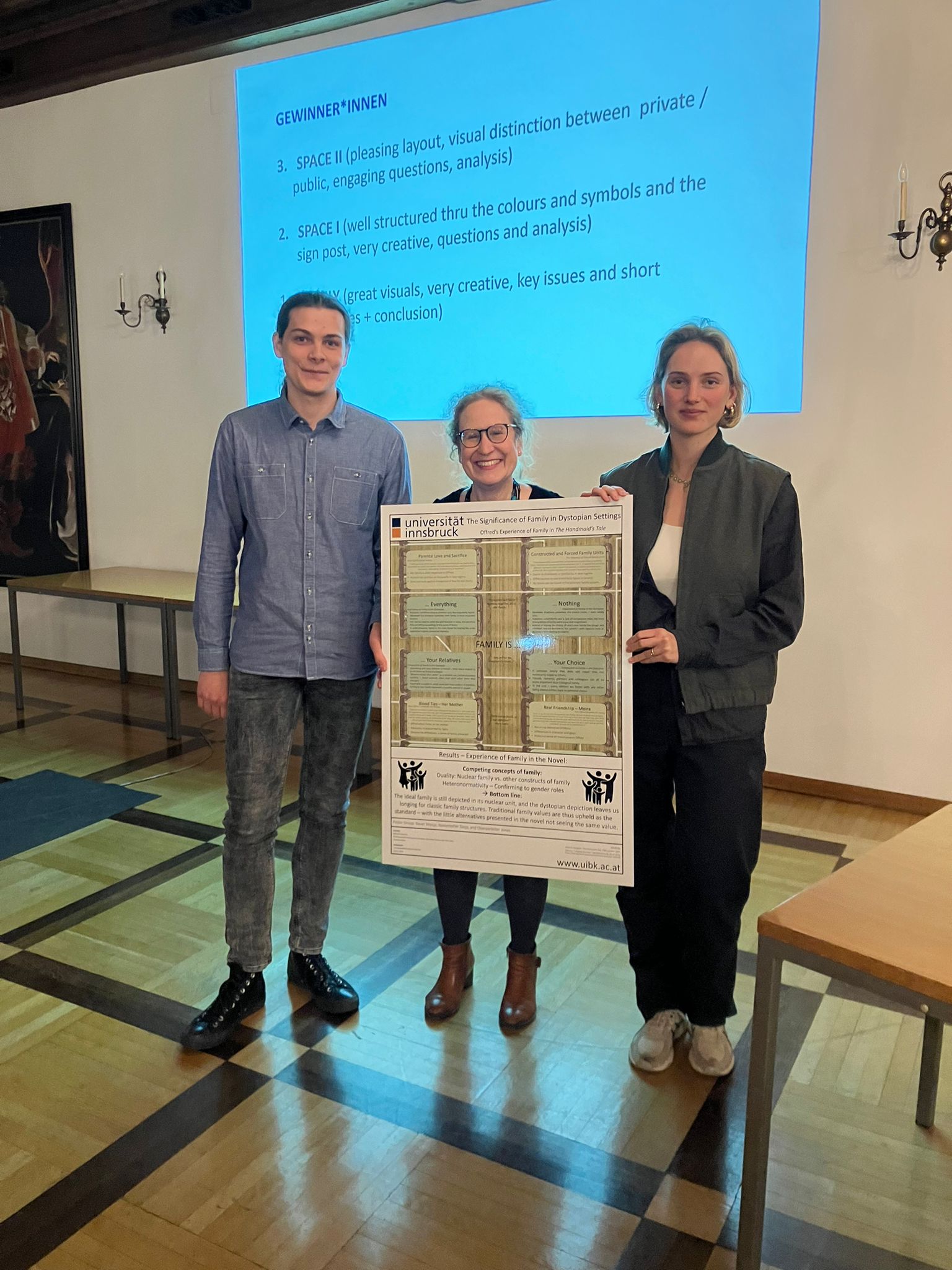 Dorothee Birke mit ihren Studierenden