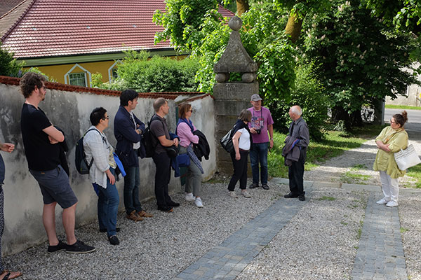 Auf Schloss Seisenegg, in Diskussion mit Professor Heimo Cerny (mitte-rechts).