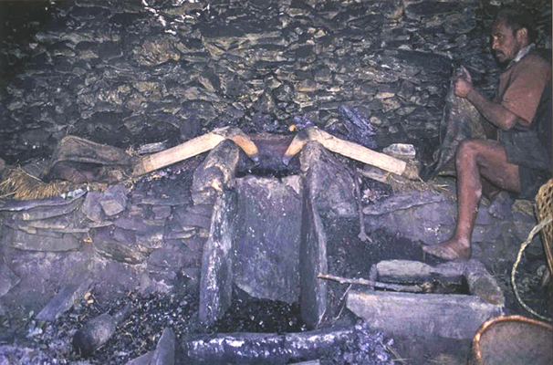 Traditioneller Kupferschmelzofen in Okharbot, Nepal, 1995