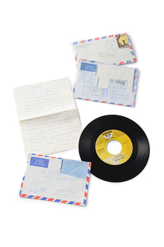 Schallplatte "Exodus" des philippinischen Sängers Victor Wood, 1972; Liebesbrief von Walter Baumgartner, 1978. Sie erinnern an die Verbindungen zwischen Herkunftsland und aktuellem Wohnort. Leihgabe von Merly Baumgartner