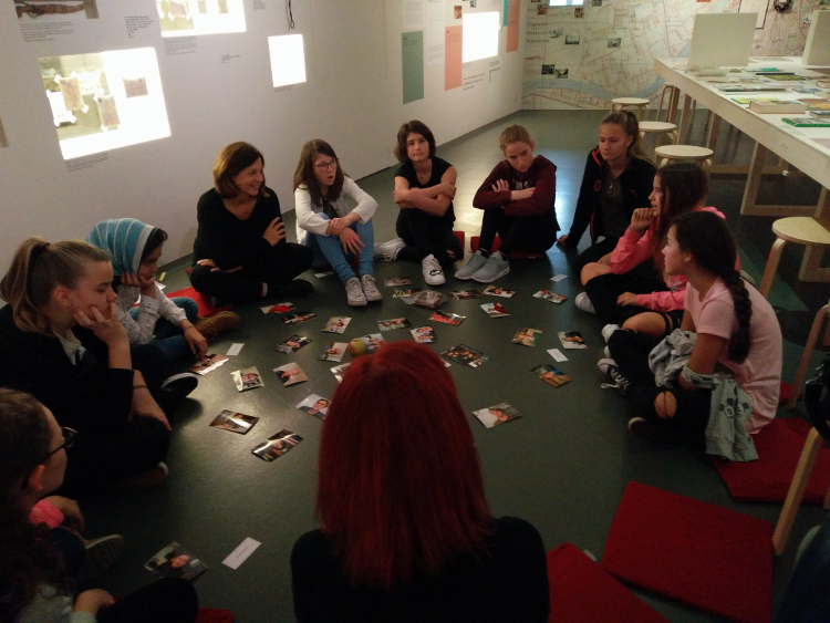 Die Gruppe sitzt zusammen