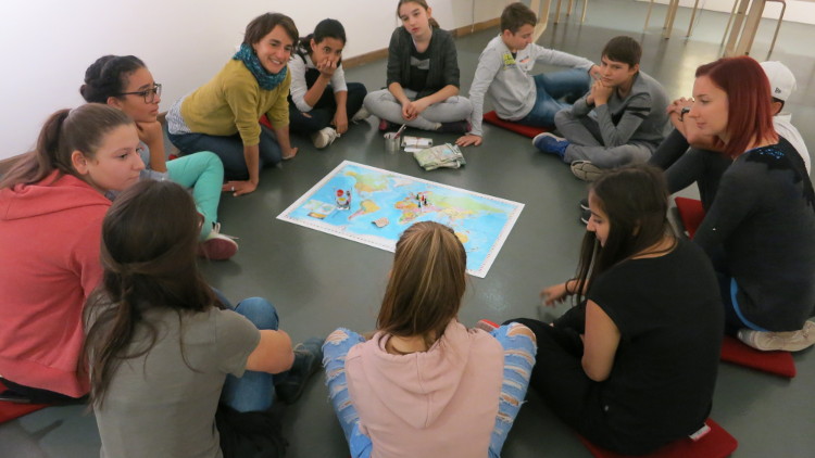 Arbeit an der Weltkarte