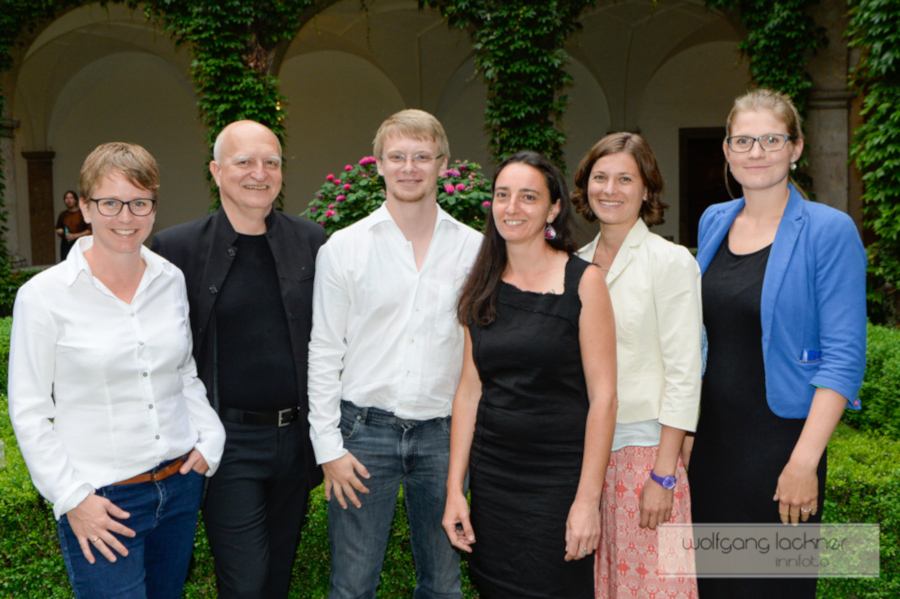 Projektteam Erinnerungskulturen am ZeMiT bei der Eröffnung der Ausstellung „Hier zuhause. Migrationsgeschichten aus Tirol“ im Tiroler Volkskunstmuseum, 01.06.2017 (von links: Andrea Moser, Gerhard Hetfleisch, Marcel Amoser, Sónia Melo, Christina Hollomey-Gasser, Lisa Nussmüller)