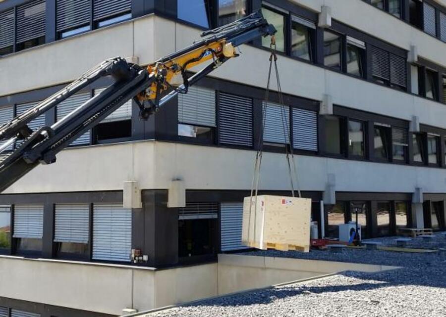 Arrival of the XRF scanner by crane