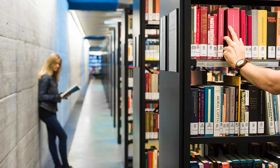 Studierende vor dem Laptop