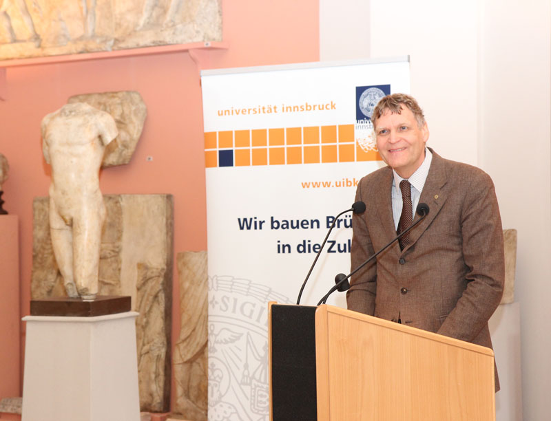 Vizerektor Wolfgang Meixner bei seinen Eröffnungsworten. Er führte durch den Festakt und stellte die Preisträgerinnen und ihre Arbeiten vor.