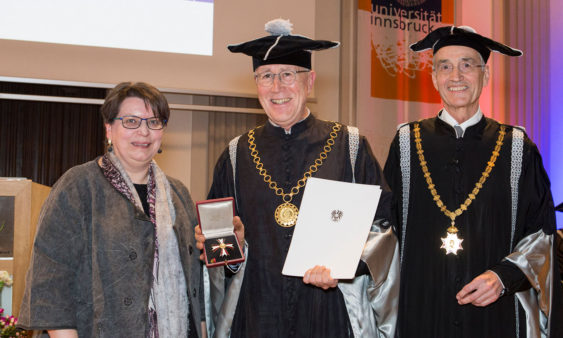 Der scheidende Vizerektor für Lehre und Studierende, Roland Psenner, erhielt das Österreichische Ehrenkreuz für Wissenschaft und Kunst