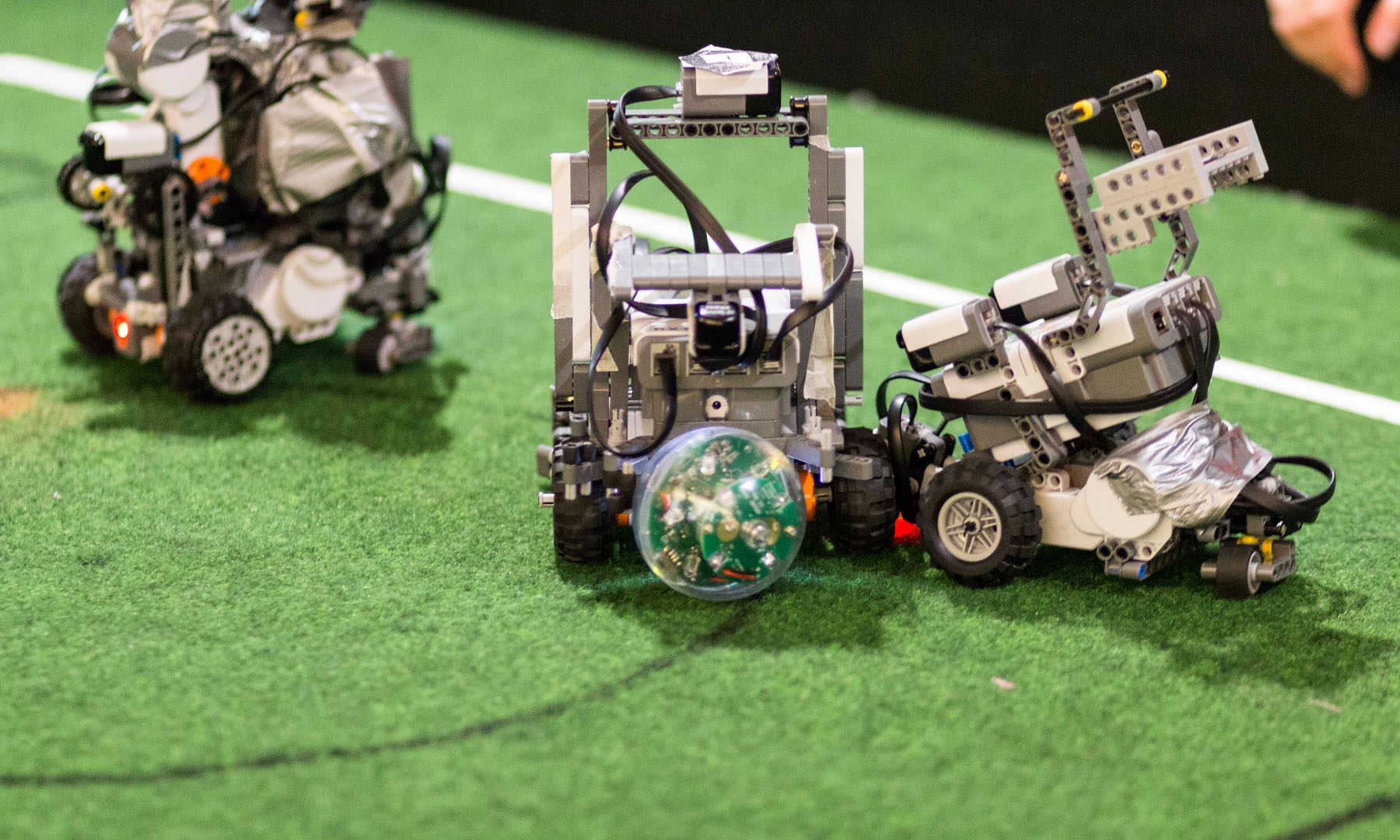 … nach Innsbruck, um in verschiedenen Disziplinen anzutreten. Im Bild treten die Roboter etwa in Fußball („Soccer“) gegeneinander an.