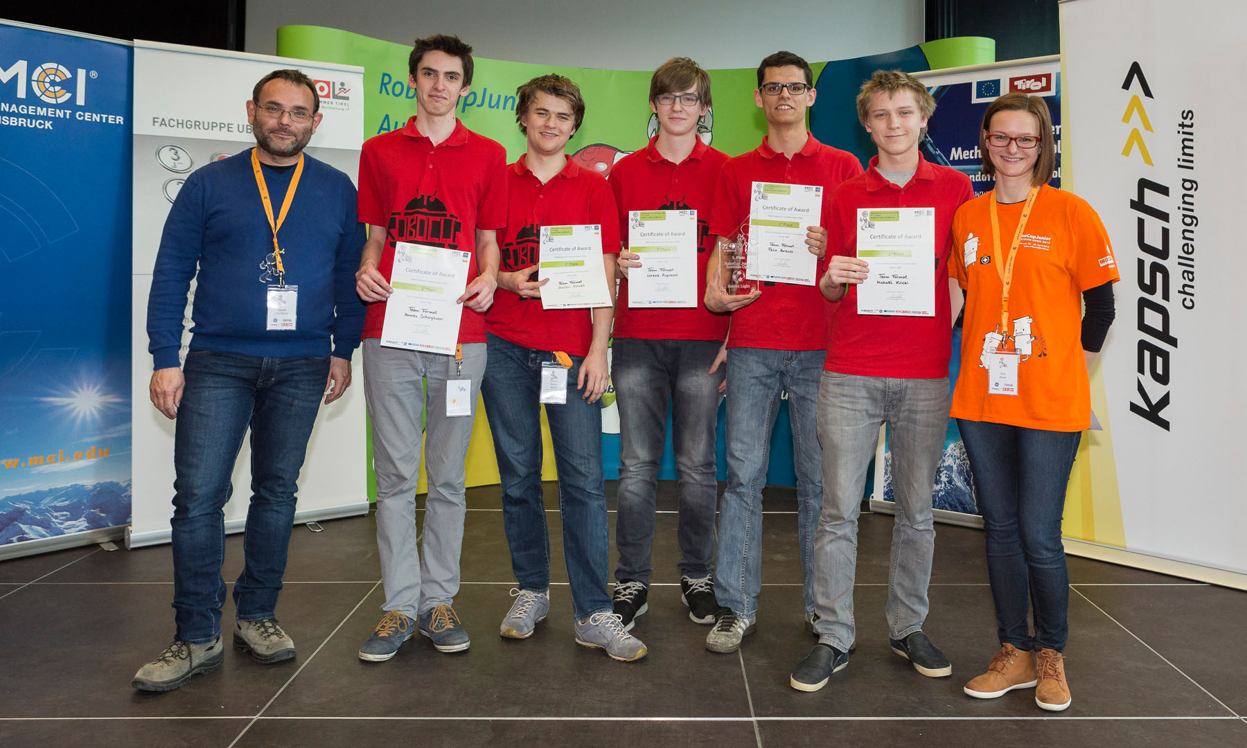 Gerald Steinbauer, Obmann des Trägervereins RoboCupJunior Austria, verlieh die Preise in der Kategorie Soccer Light, hier mit den Gewinnern des Soccer-Light-Wettbewerbes, Team Format vom BRG Kepler in Graz.