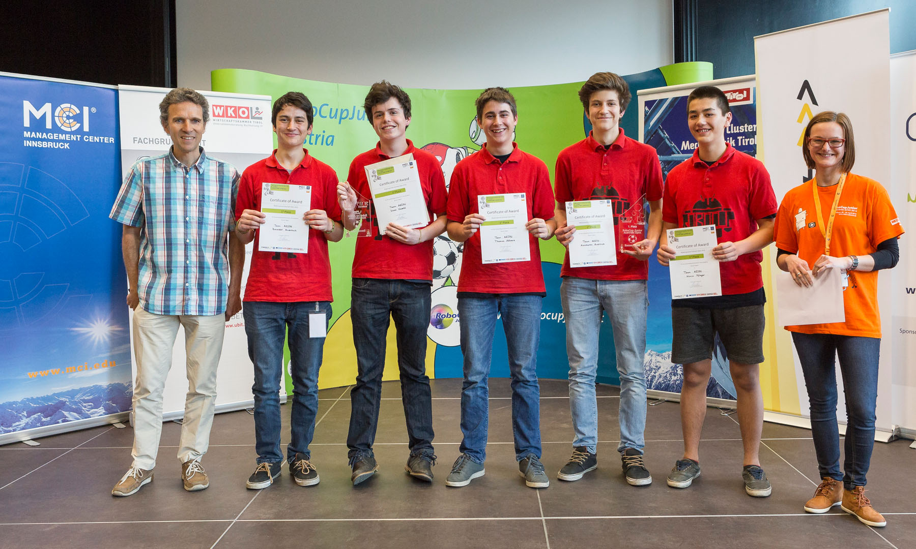 Justus Piater, Leiter der Robotik-Forschungsgruppe an der Universität Innsbruck, verlieh die Preise in der Kategorie Soccer Open, hier mit dem Siegerteam AEIOU, BRG Kepler in Graz.