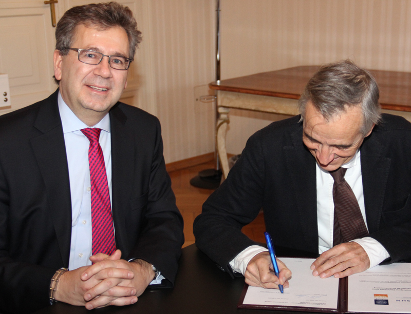 Rektor Tilmann Märk unterzeichnet den Stiftungsvertrag