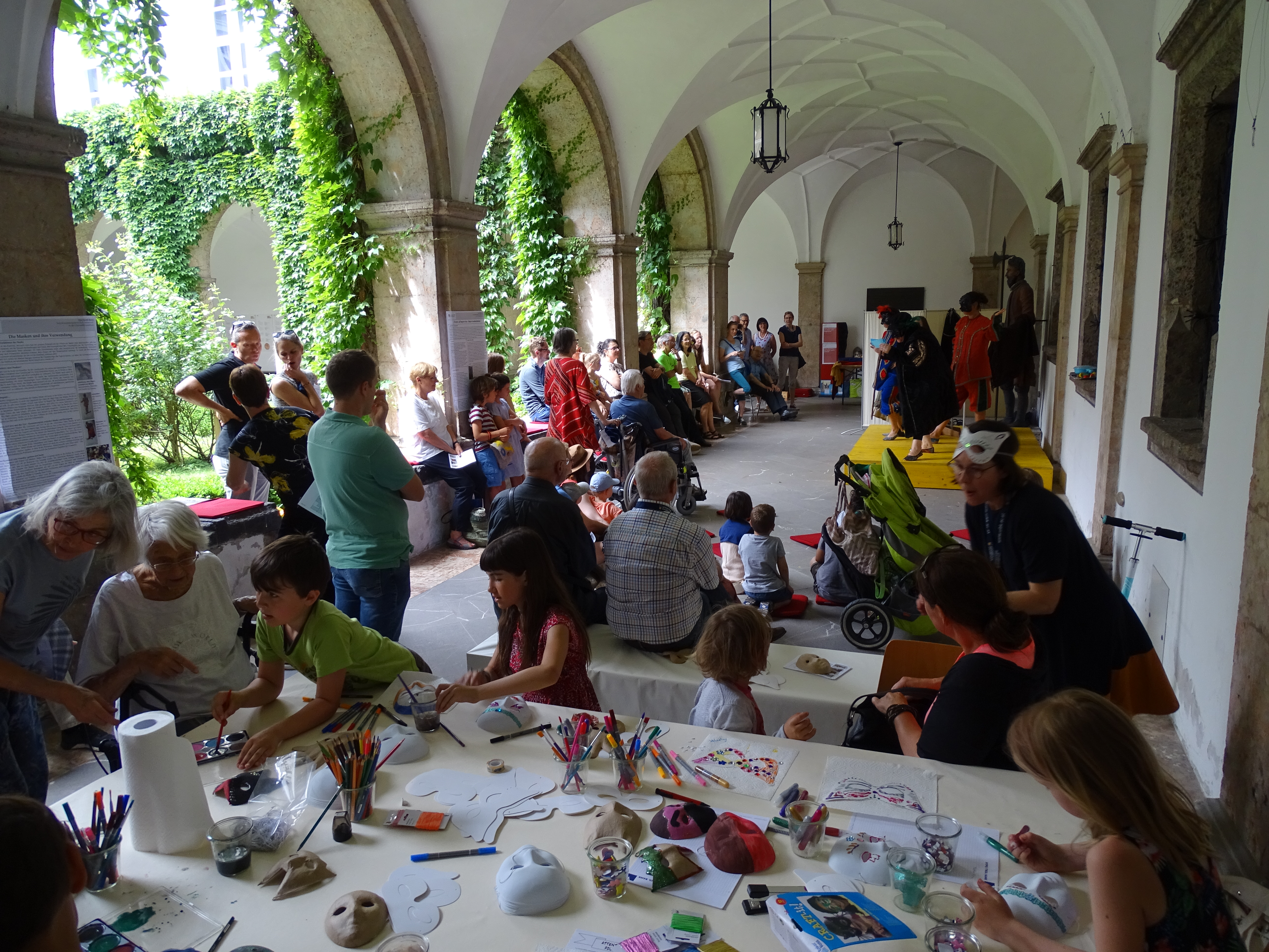 Stazione: "Teatriamo! Wozu diese Maskerade?"