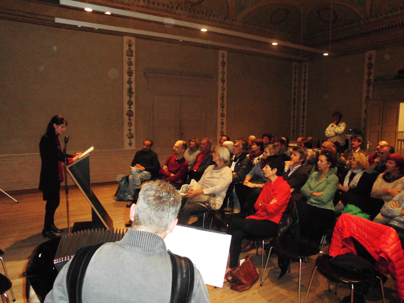 Publikum bei der Lesung mit Vera Vieider im Kunsthaus Meran