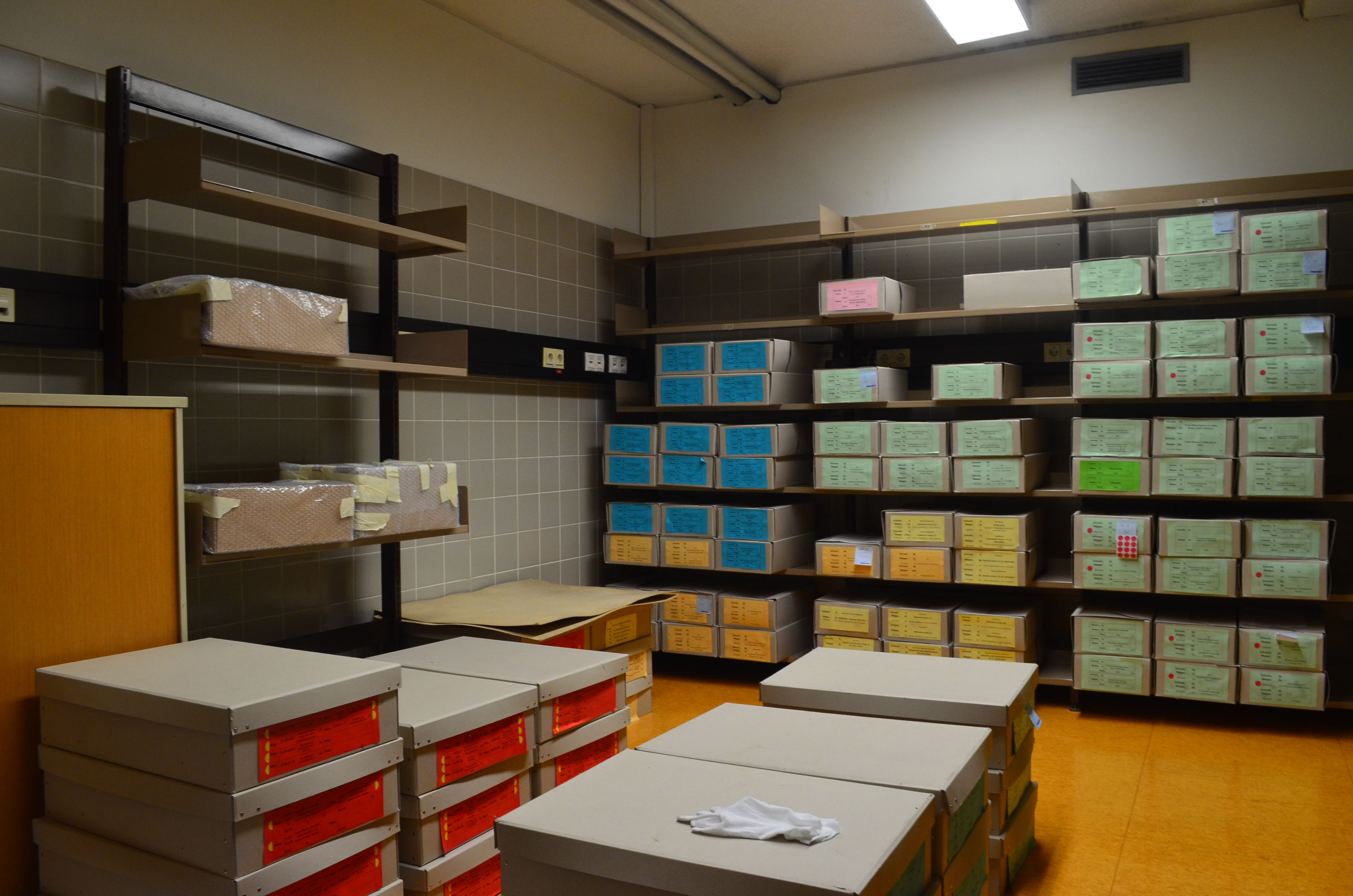 Historische Lehrmittelsammlung des Instituts für Kunstgeschichte, Universität Innsbruck, Blick in den Archivraum